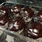 6 iced chocolate cupcakes (vegan)